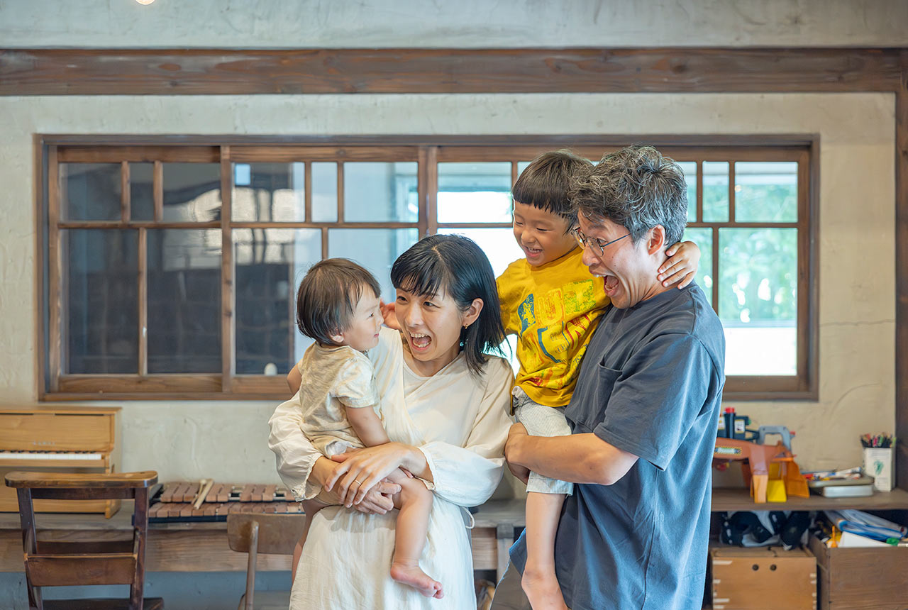 みんな笑顔の奈々絵さん、泰秀さんと２人のお子さん