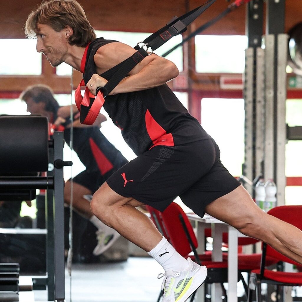 モドリッチ、17日のイタリア杯バリ戦でミランデビューとなるか？！ピッチを上げてトレーニングに励む様子にファン熱視線 | 話題の投稿 | スポーツブル (スポブル)