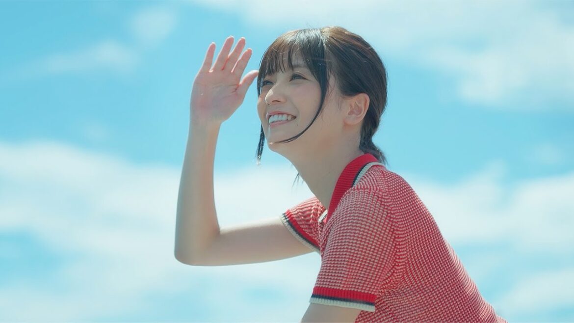 工藤美桜、クジラに会いに大海原へ　名物「キンメ丼」も満喫！　「旅色 FOCAL」高知県 室戸市特集