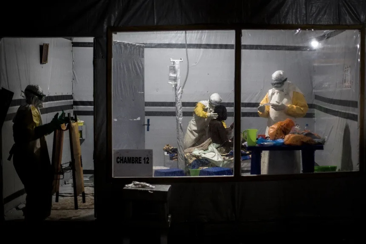 発熱や関節痛、倦怠感などが初期症状として挙げられる/John Wessels/AFP/Getty Images