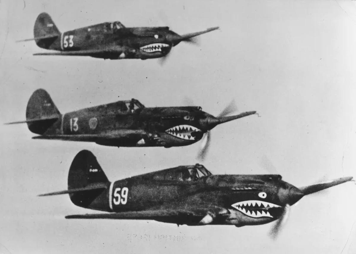 第２次世界大戦中、編隊を組んで飛行する米国義勇軍の航空機/Three Lions/Hulton Archive/Getty Images