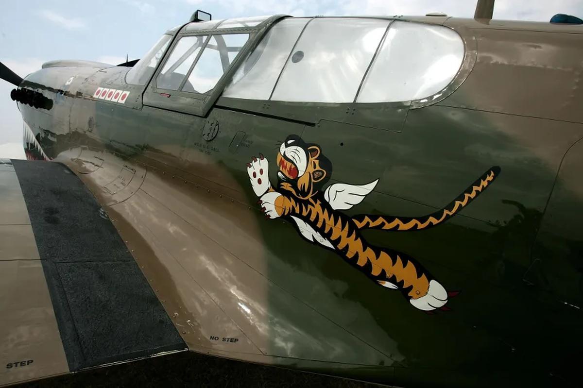 フライング・タイガースの塗装が施され、イベントで展示されている第２次世界大戦時のＰ４０＝２００７年/Jonathan Daniel/Getty Images/File
