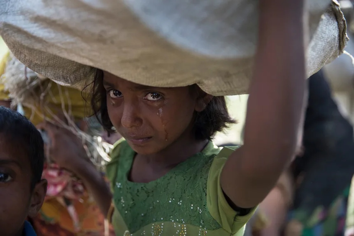 涙を流すロヒンギャの少女＝２０１７年１０月、バングラデシュ・コックスバザール近郊/Paula Bronstein/Getty Images