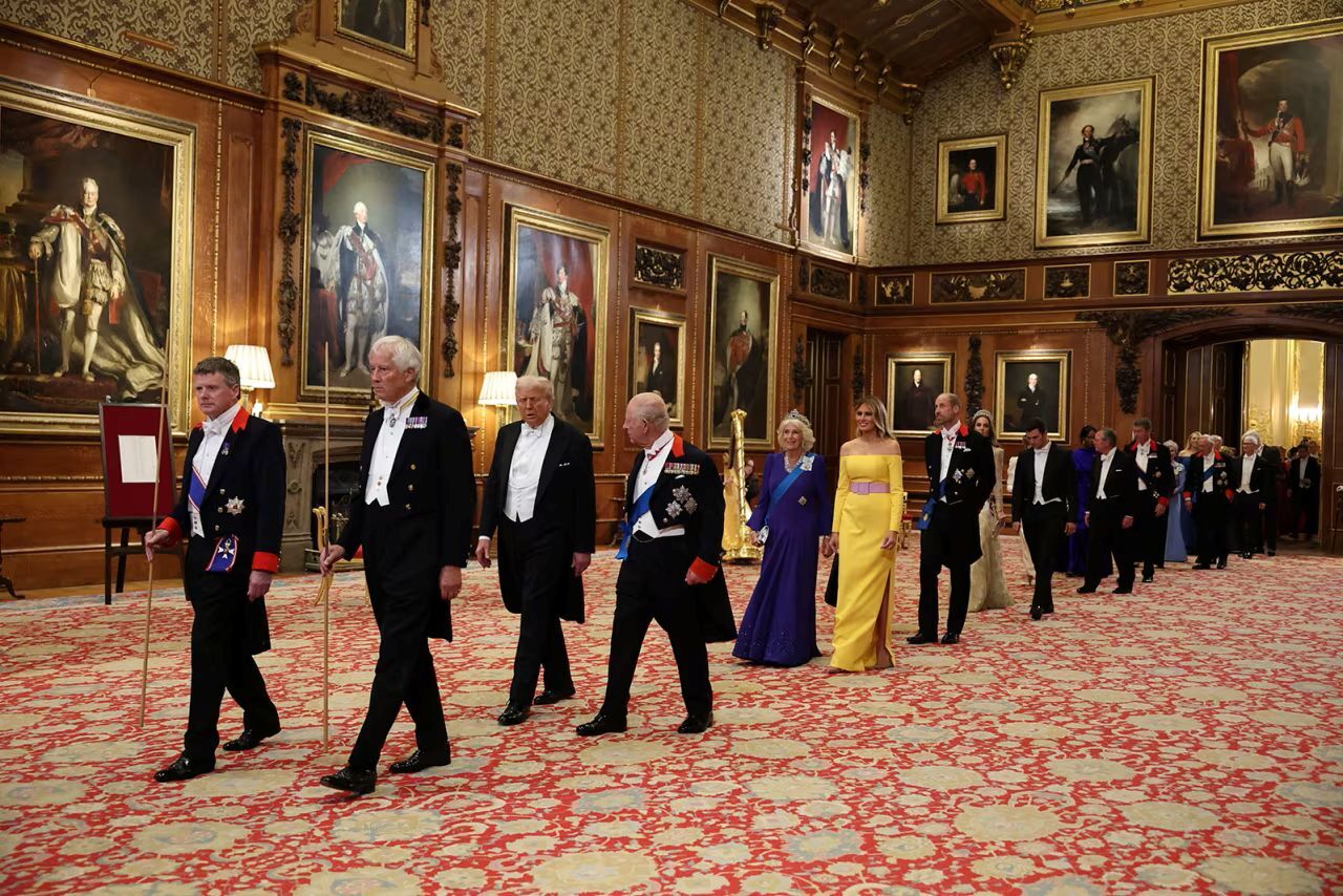 １７日夜の公式晩餐会に臨む英チャールズ国王、トランプ米大統領、メラニア夫人、カミラ王妃、ウィリアム皇太子夫妻ら/Anna Moneymaker/Getty Images
