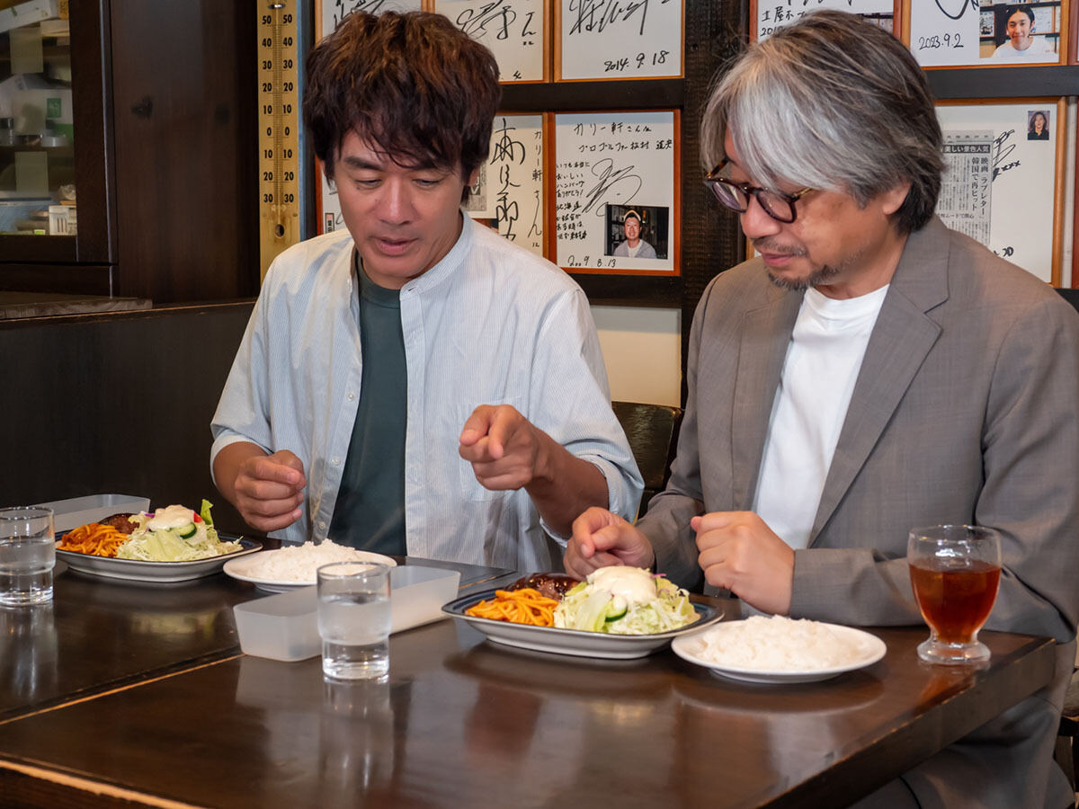 料理を食べる二人