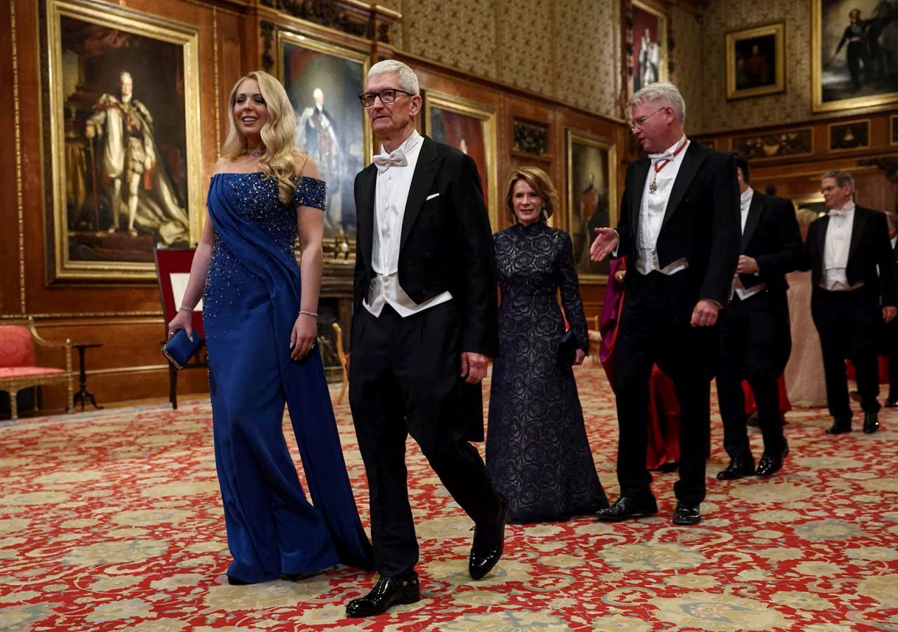 トランプ米大統領の娘のティファニー氏（左）と米アップルのティム・クックＣＥＯ/Kevin Lamarque/Pool/AP