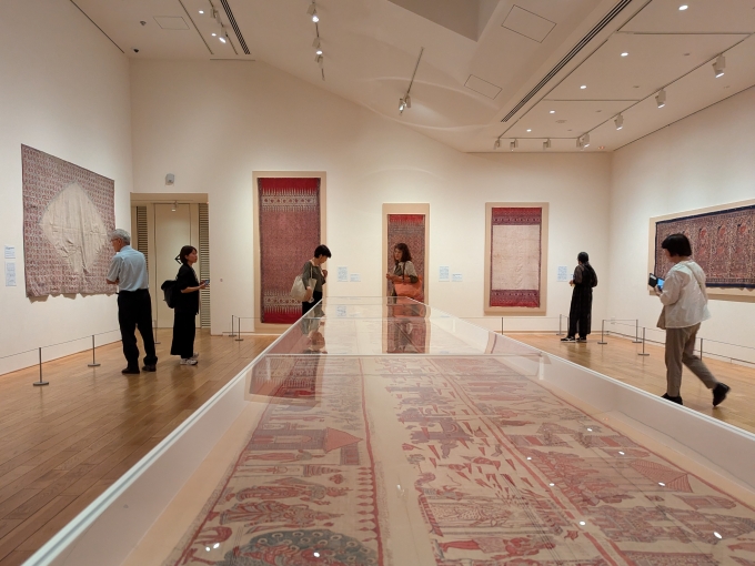 3階展示風景より、手前は《白地マニッカヴァカカル物語図更紗掛布》18世紀　カルン・タカール・コレクション、ロンドン