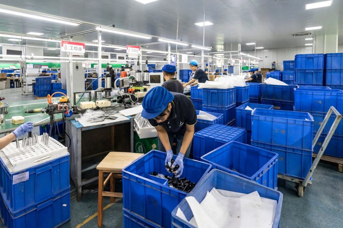 中国製造業、拡大基調に戻る－８月の民間ＰＭＩが予想を大きく上回る - Bloomberg