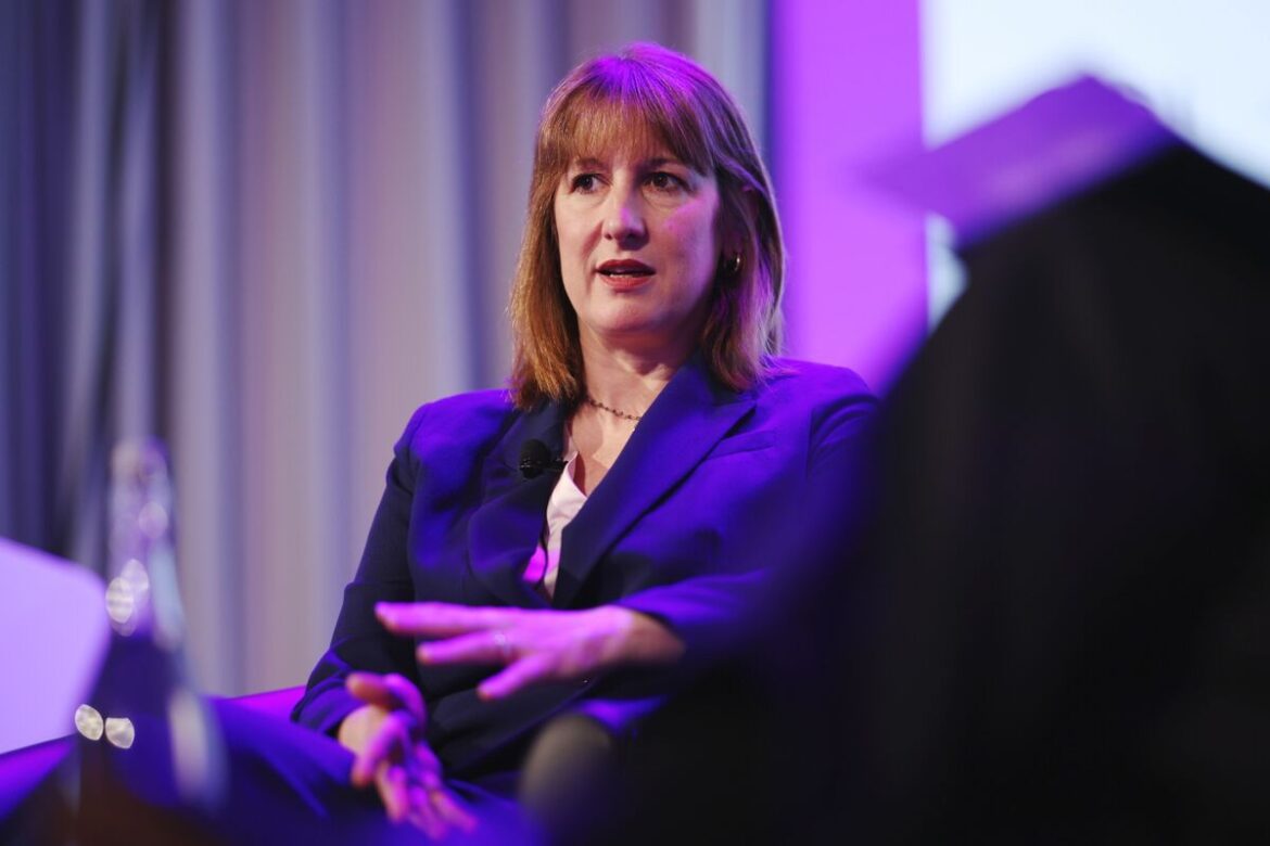 英国債市場、財政問題で再び動揺－リーブス財務相は鎮静図る - Bloomberg