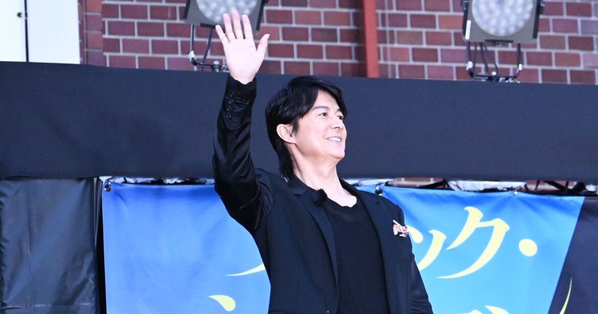 福山雅治、新宿降臨で騒然「It's Show Time」決めゼリフに大歓声｜シネマトゥデイ