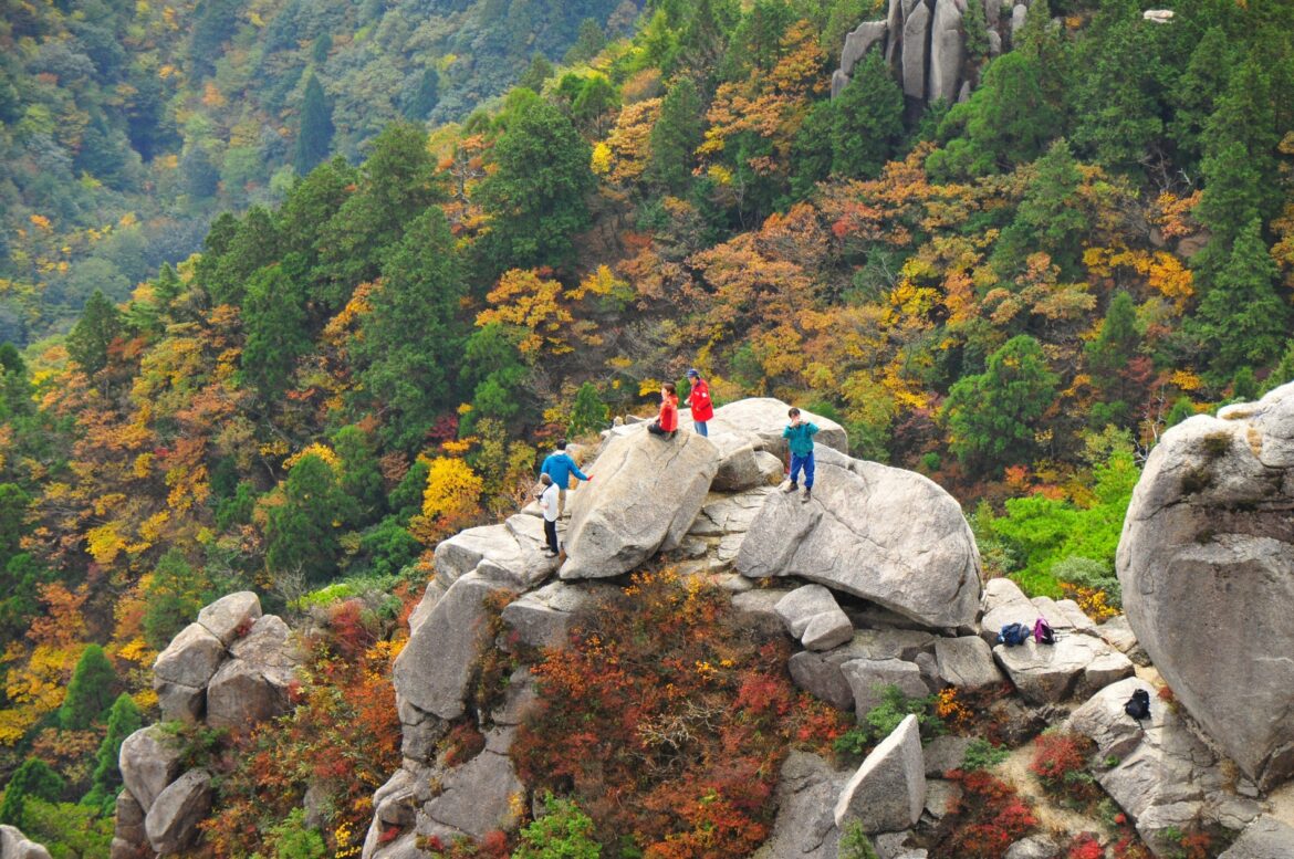 案内付きで初心者も安心！THE HIKE 鎌ヶ岳＆御在所岳 紅葉登山ツアー | 菰野町のプレスリリース
