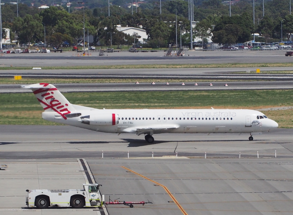ニュース画像 1枚目：現行のフォッカー100型機 パース空港 2017年2月21日撮影 VH-FNU ヴァージン・オーストラリア・リージョナル