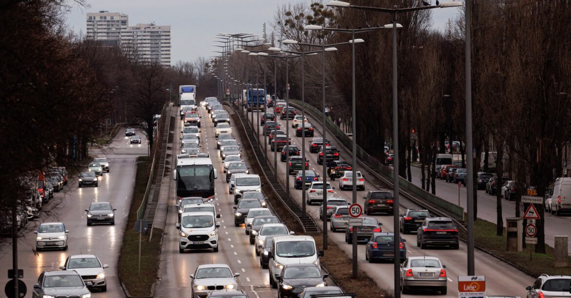 ドイツ自動車工業会と労組、内燃機関禁止計画の撤回をＥＵに要請 | ロイター