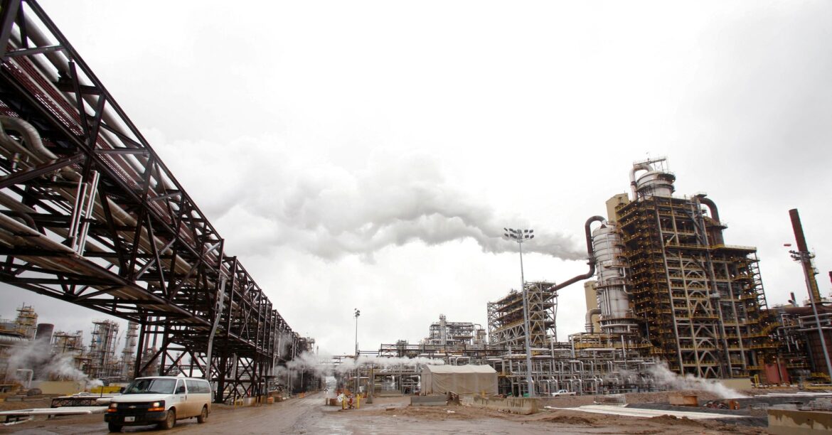 カナダ、石油・ガス業界の排出上限撤廃も 新戦略の一環=関係筋 | ロイター カナダ、石油・ガス業界の排出上限撤廃も 新戦略の一環=関係筋 | ロイター