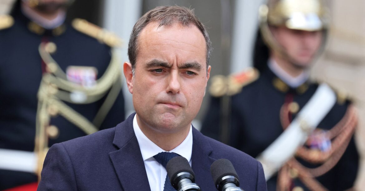 仏新首相、フィッチの格下げで険しさ増す政策運営　歳出削減はほぼ不可能 | ロイター