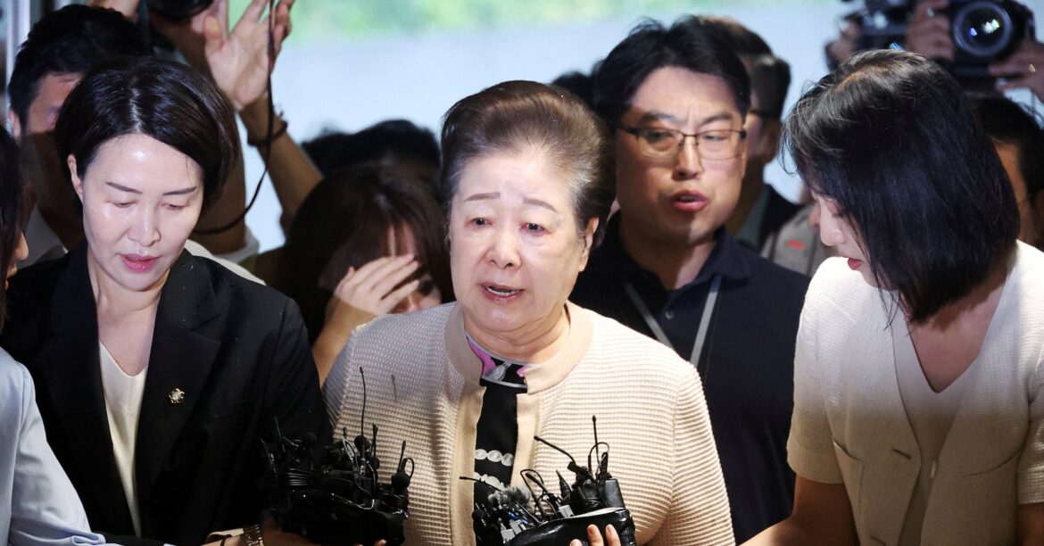 旧統一教会の韓鶴子総裁を聴取、前大統領巡る不正疑惑で韓国検察 | ロイター