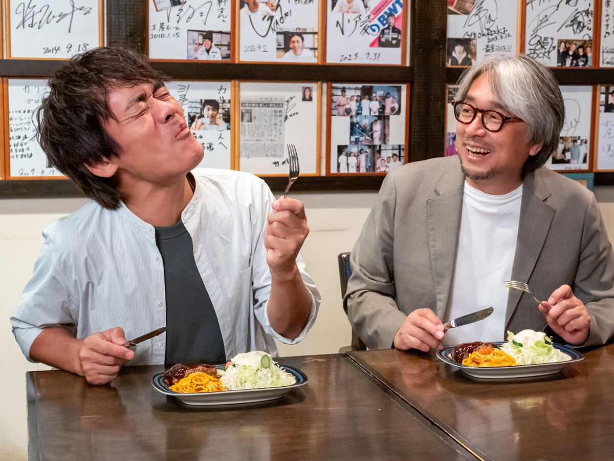 「カリー軒」店内での森崎さんと小山さん