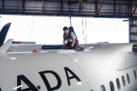 ニュース画像 2枚目：DHC-8-400型機へのWI-Fi設置作業