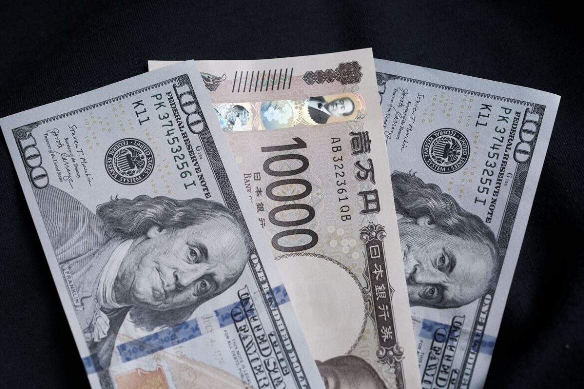 円は148円近辺で推移、国内政局と米財政への不安で売り買い交錯 - Bloomberg