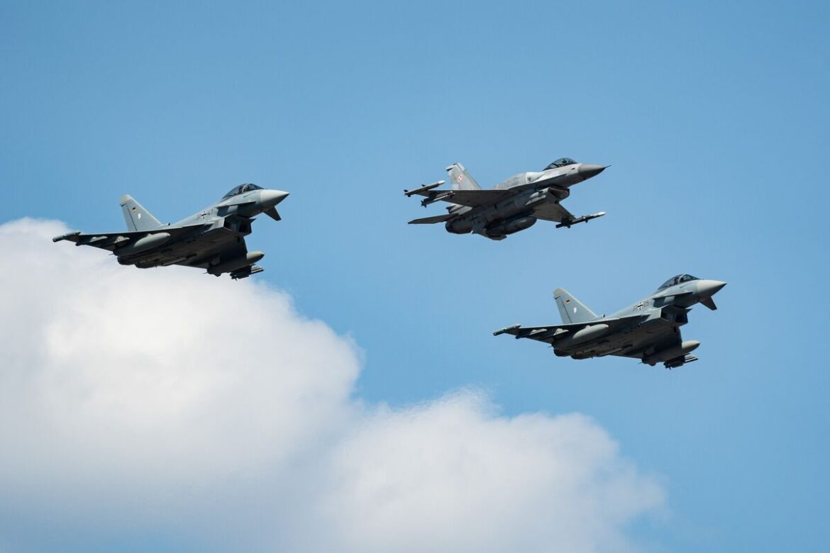ポーランド首相、ロシア機の領空侵犯に警告－撃墜「議論の余地なし」 - Bloomberg