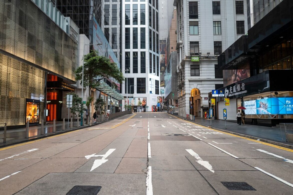 香港に超大型台風、ホテル予約迫られるトレーダーも－悪天候でも取引 - Bloomberg