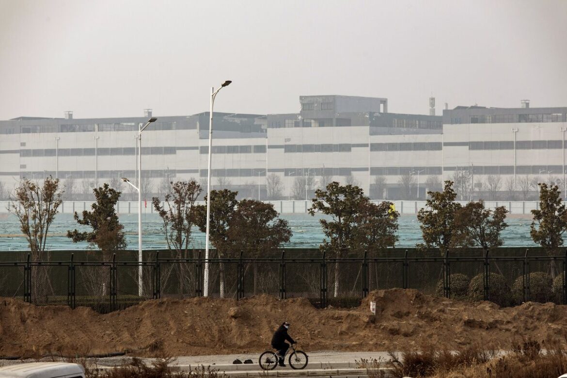 中国のiPhone17製造拠点で過酷労働、法律違反の疑い－米NPOが報告 - Bloomberg