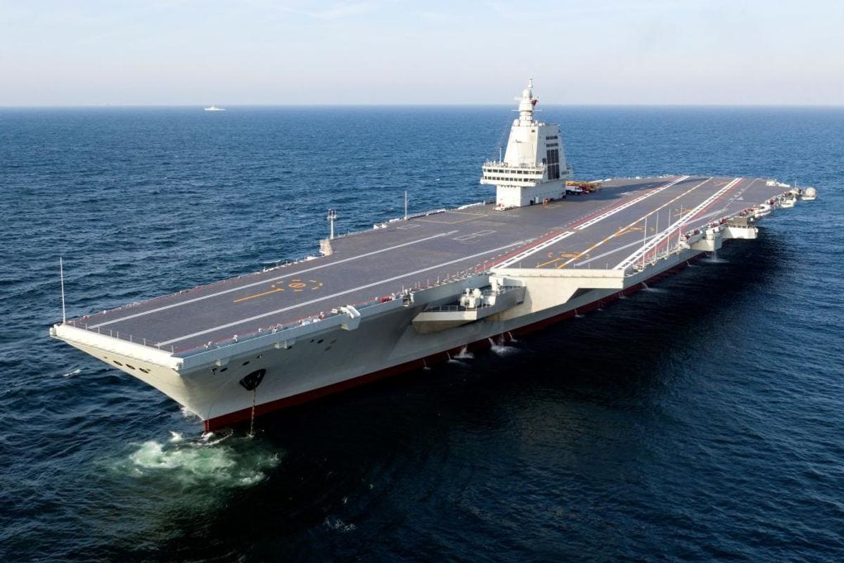 2024年5月1日、ドローンで空撮された中国3隻目の空母「福建」。初の海上試験に臨む様子。