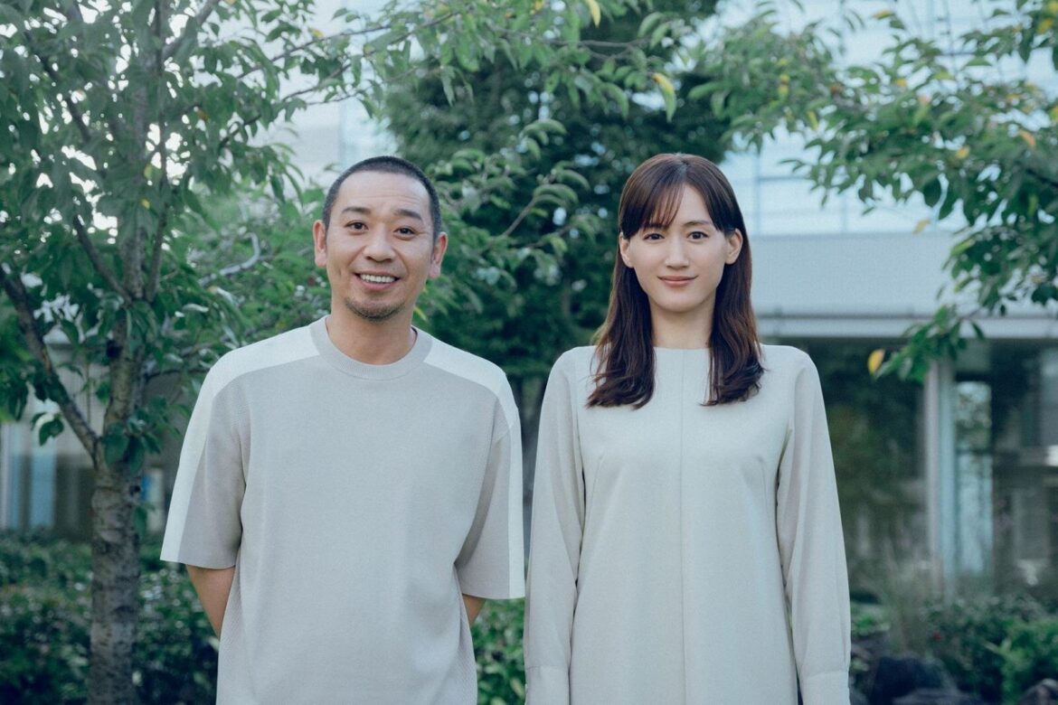 是枝裕和監督の映画『箱の中の羊』綾瀬はるか＆千鳥・大悟が夫婦役、ヒューマノイドの息子と暮らす家族物語 - ファッションプレス