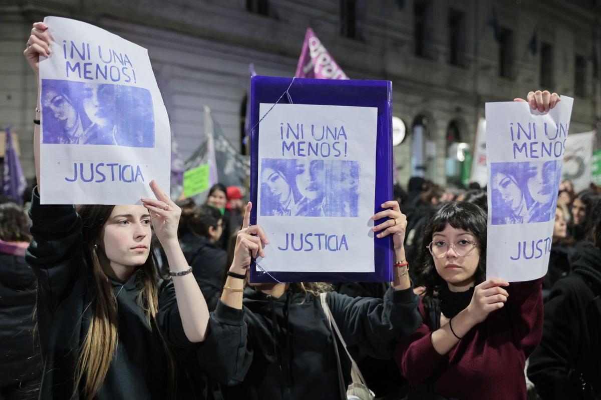 ブエノスアイレスのデモに参加した人たち/Adan Gonzalez/EPA/Shutterstock