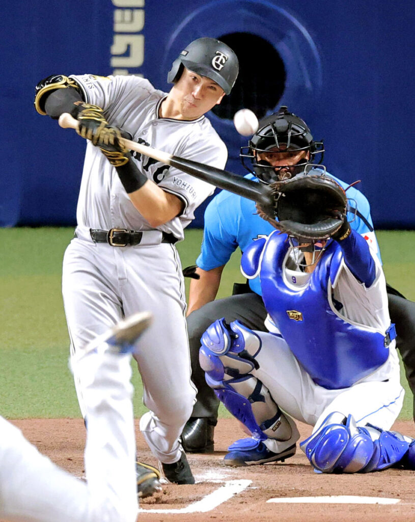 ６回１死二塁、泉口が中前安打を放つ（カメラ・上村　尚平）