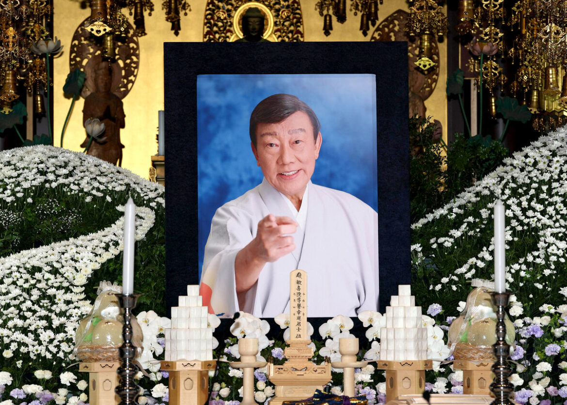 橋幸夫さん通夜 最後の公演では車いすから立ち上がり「命ある限り百戦錬磨で頑張る」石田氏秘話明かす（スポーツ報知） - Yahoo!ニュース