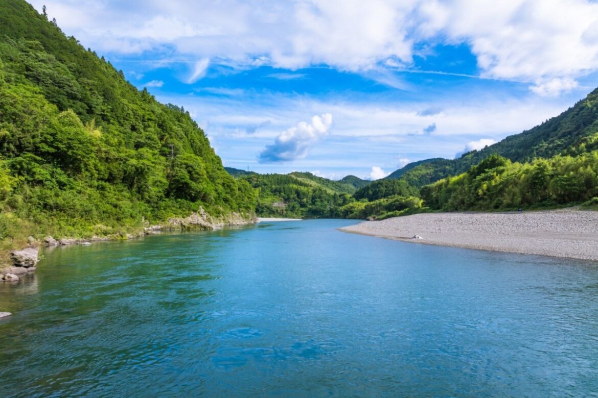 高知県で圧倒的な透明度を誇る仁淀川を撮影 「こんな川があるの？」「キレイな川の概念が覆される」（LIMO） - Yahoo!ニュース - Yahoo!ニュース