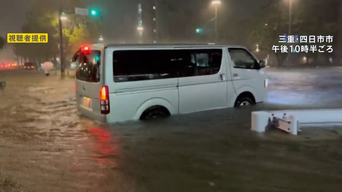 3連休の天気は？土曜は“警報級”大雨 月曜は猛暑予想も　三重県で記録的短時間大雨情報 道路は膝上の高さまで冠水【news23】（TBS NEWS DIG Powered by JNN）