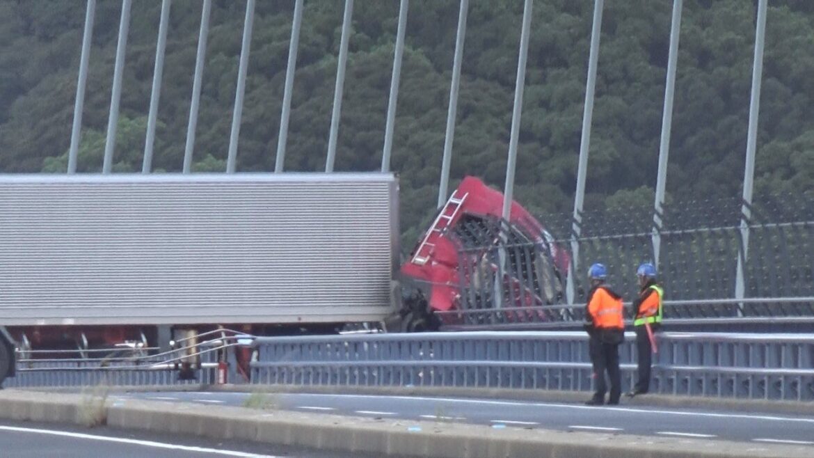 長崎港のシンボル・女神大橋で事故 大型トレーラーが橋の欄干を突き破り フロントガラス大破　運転手が行方不明に 付近の海上から男性の遺体（NBC長崎放送） - Yahoo!ニュース