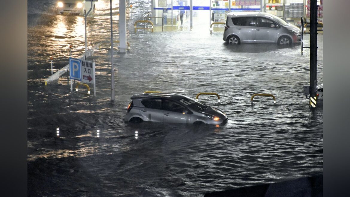 三重県北部で大雨、四日市では冠水で車動けず…５万７１８６人に一時避難指示 - 読売新聞オンライン