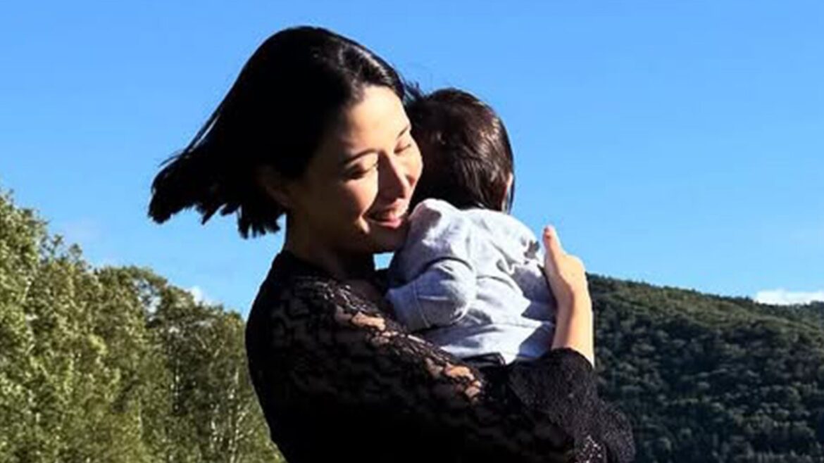 橋本マナミ 5歳息子＆1歳娘と北海道の人気リゾート満喫ショット公開!自然豊かな草原で牛とふれ合う姿やプールでの親子写真に「めっちゃ気持ちよさそう」（めざましmedia） - Yahoo!ニュース
