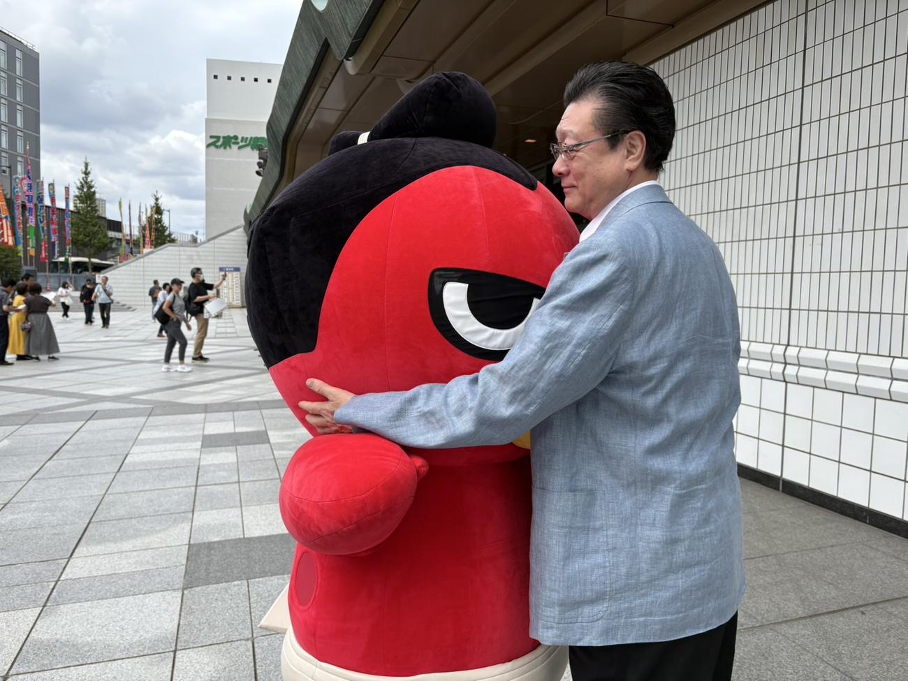 絡んできた赤鷲を受け止める宮城野親方（元横綱旭富士）
