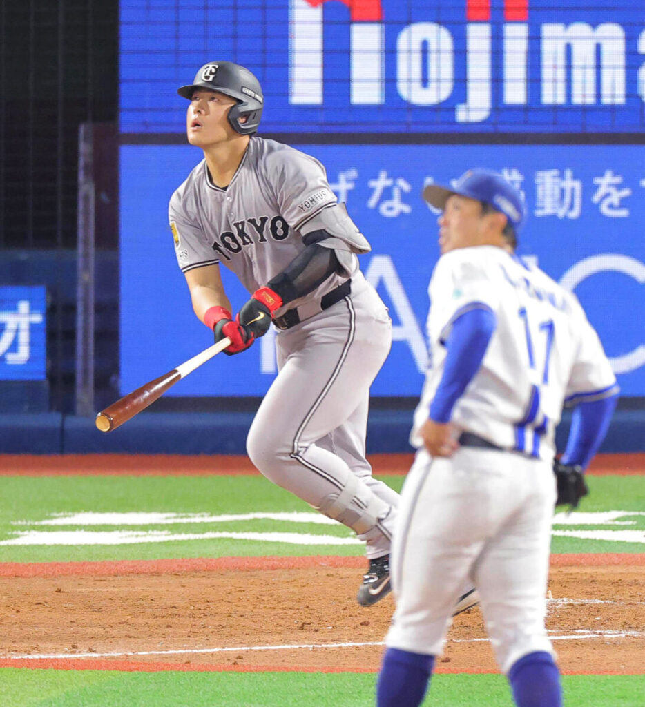 ５回無死一塁、右越え１５号２ラン本塁打を放った岡本和真（カメラ・上村　尚平）