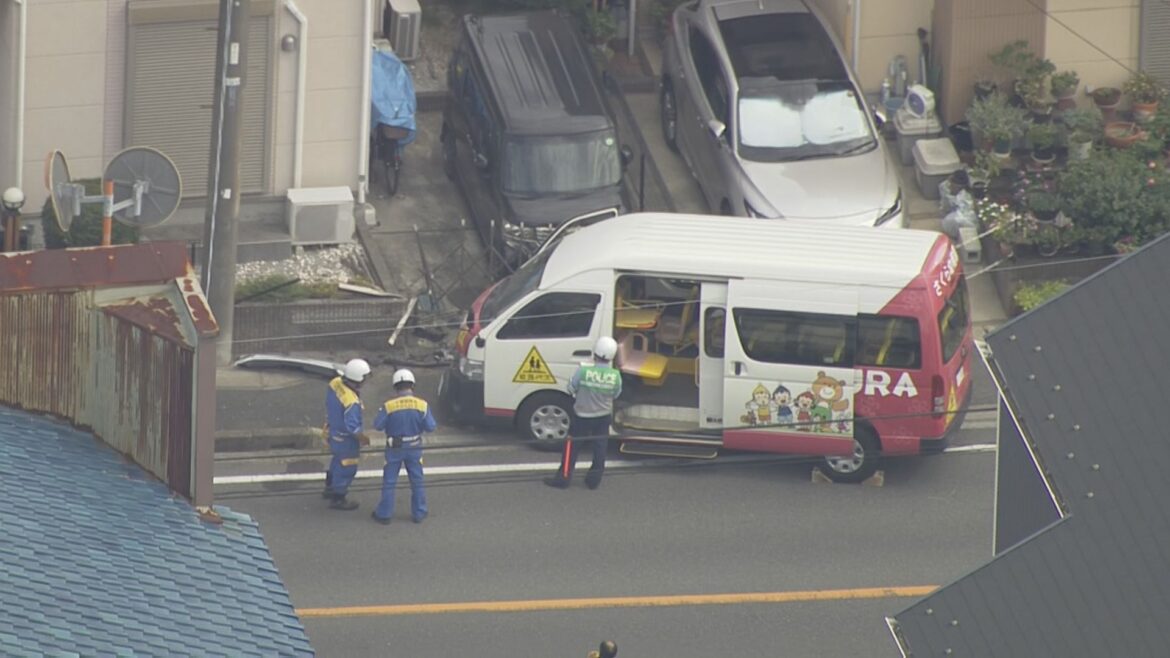 【速報】幼稚園の送迎バスが民家に突っ込む　40代男性運転手が意識不明で病院搬送も死亡　女性保育士と園児9人も病院搬送も全員意識あり　園児5人は軽傷　（TBS NEWS DIG Powered by JNN）