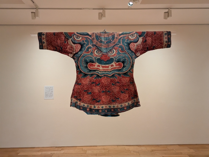 3階展示風景より、《ラーフ神文様更紗上衣（サー・セナクッ）》18世紀後半　カルン・タカール・コレクション、ロンドン