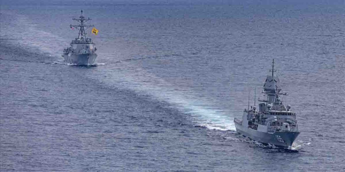 米駆逐艦「デューイ」と豪フリゲート「バララット」、南シナ海で米豪共同訓練を実施 | フネコ - Funeco
