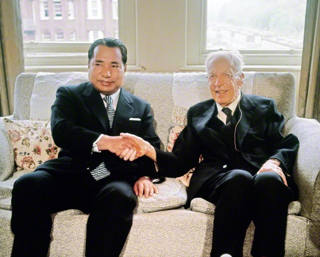 対談の最終日、トインビー博士㊨と池田先生が握手を交わす（1973年5月19日、ロンドン市内の博士の自宅で）