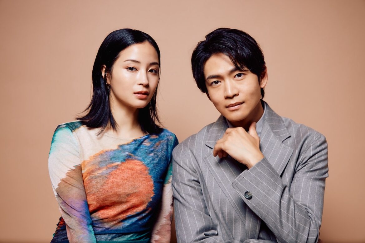 【広瀬すずさん×松下洸平さん】『遠い山なみの光』夫婦役で初共演だけど元々知り合い。「現場では”うわ～、めっちゃ女優さんじゃん！”と変な緊張がありました（笑）」 - lee.hpplus.jp