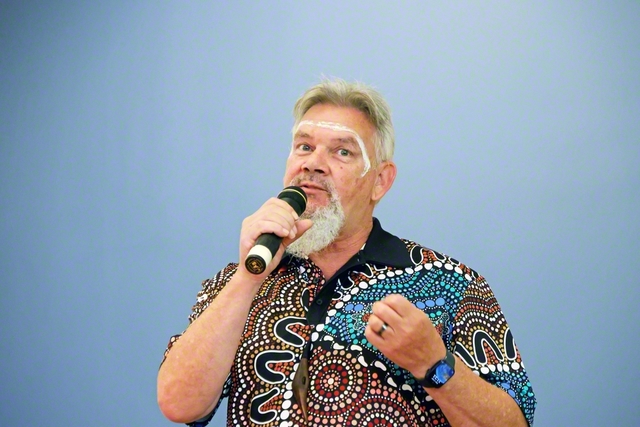 先住民（アボリジナル）にルーツを持つマシュー・ドイルさんが、祖先とオーストラリアの大地への感謝を述べた