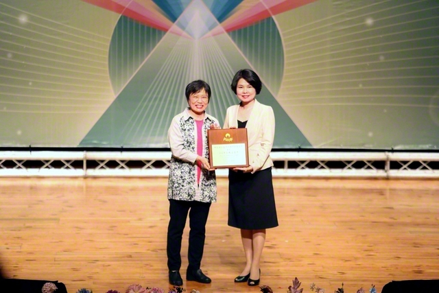 劉内政部長㊧から台湾SGIの代表に「宗教公益賞」が贈呈された（屏東市内で）