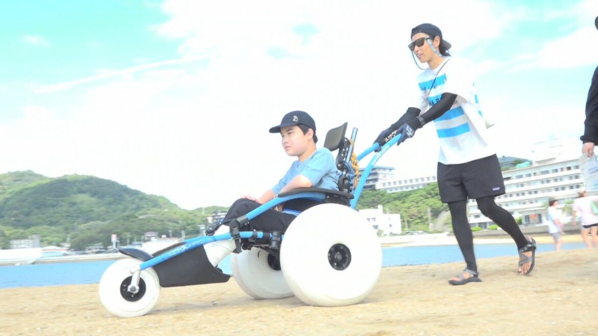 水陸両用の車いすでエンジェルロードの砂浜を渡るイベント「スラっと乗り心地がよい」　香川・小豆島 | KSBニュース | KSB瀬戸内海放送