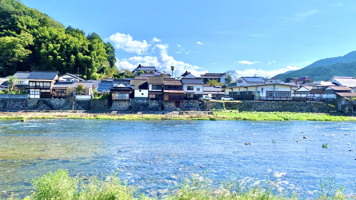勝山町並み保存地区 川 対岸からのぞむ