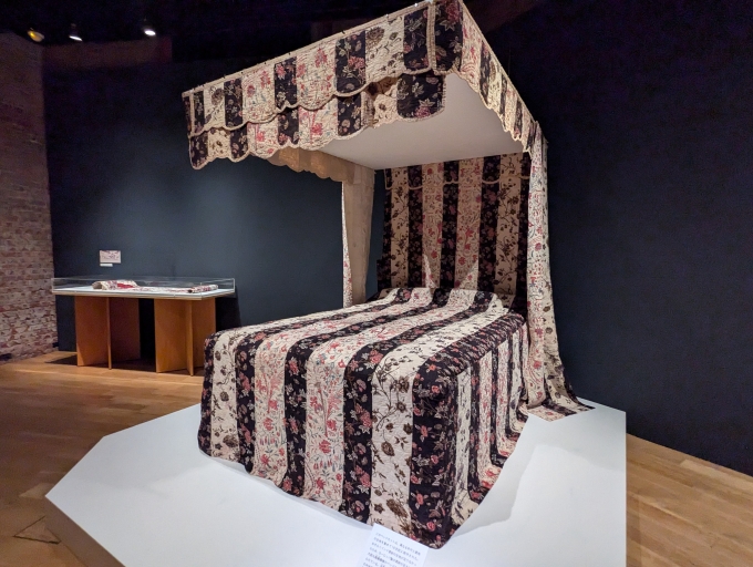 2階展示風景より、《草花文様更紗ベッドセット》18世紀　カルン・タカール・コレクション、ロンドン