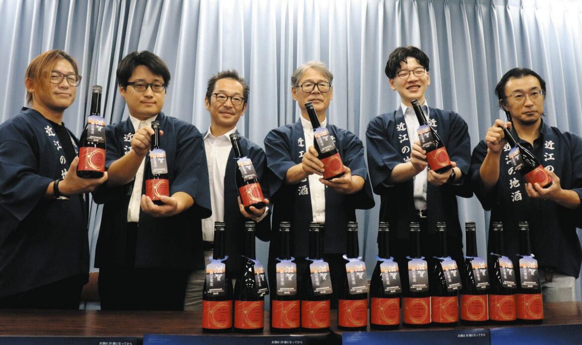 コラボ純米酒をＰＲする組合のメンバーたち＝県庁で