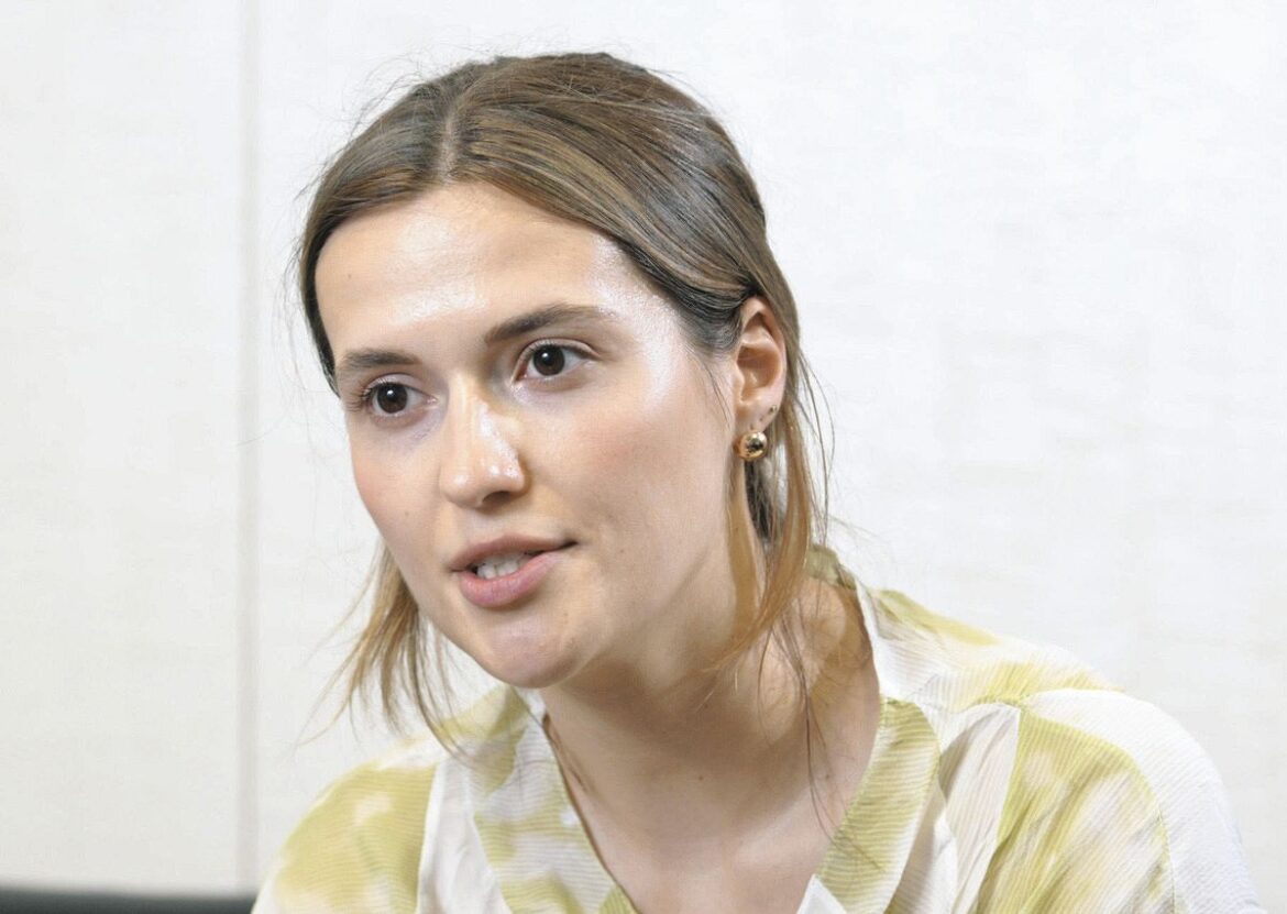 東京新聞のインタビューに答えるジャーナリストのユリヤ・ティモシェンコ氏＝東京都千代田区の東京新聞で（安江実撮影）